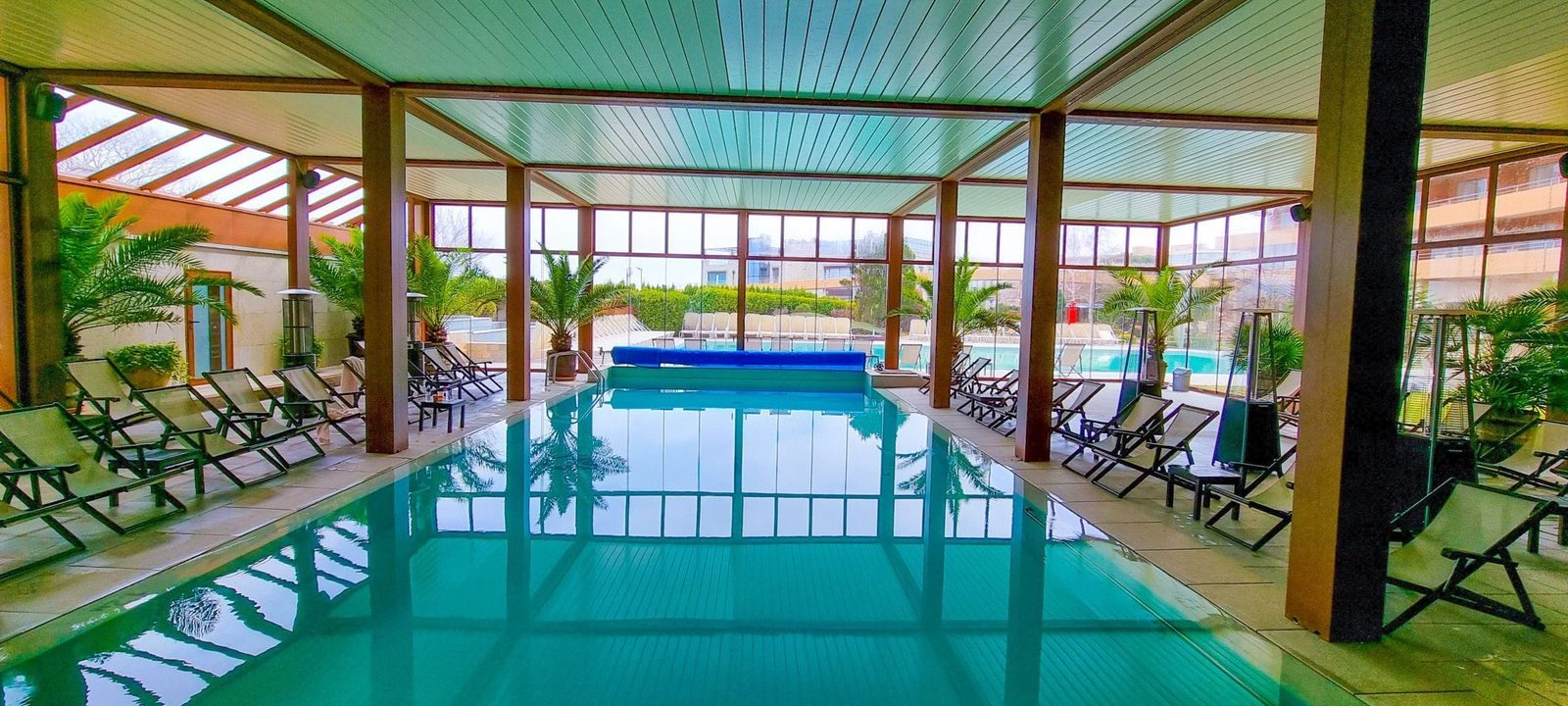Hallenbad unter Glasdach